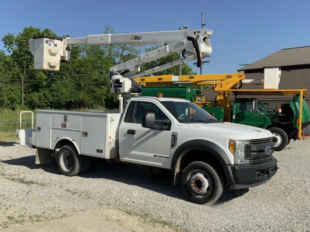 2017 Ford F-550 with Altec AT40G Bucket